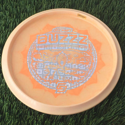 Discraft ESP Swirl Buzzz with Chris Dickerson Tour Series 2023 Stamp - 176g Light Orange