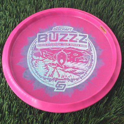 Discraft ESP Swirl Buzzz with Chris Dickerson Tour Series 2023 Stamp - 176g Bright Pink