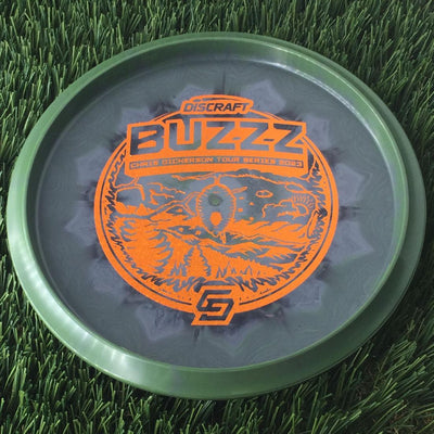 Discraft ESP Swirl Buzzz with Chris Dickerson Tour Series 2023 Stamp - 176g Dark Green