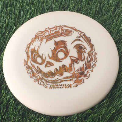 Innova Nexus Color Glow Aviar Putter with Doom Pumpkin - Innova Halloween 2024 Stamp - 171g Orangish Cream