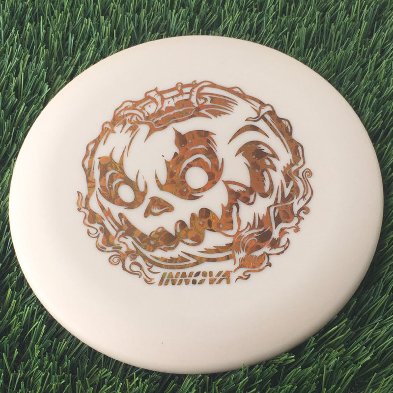 Innova Nexus Color Glow Aviar Putter with Doom Pumpkin - Innova Halloween 2024 Stamp - 171g Orangish Cream