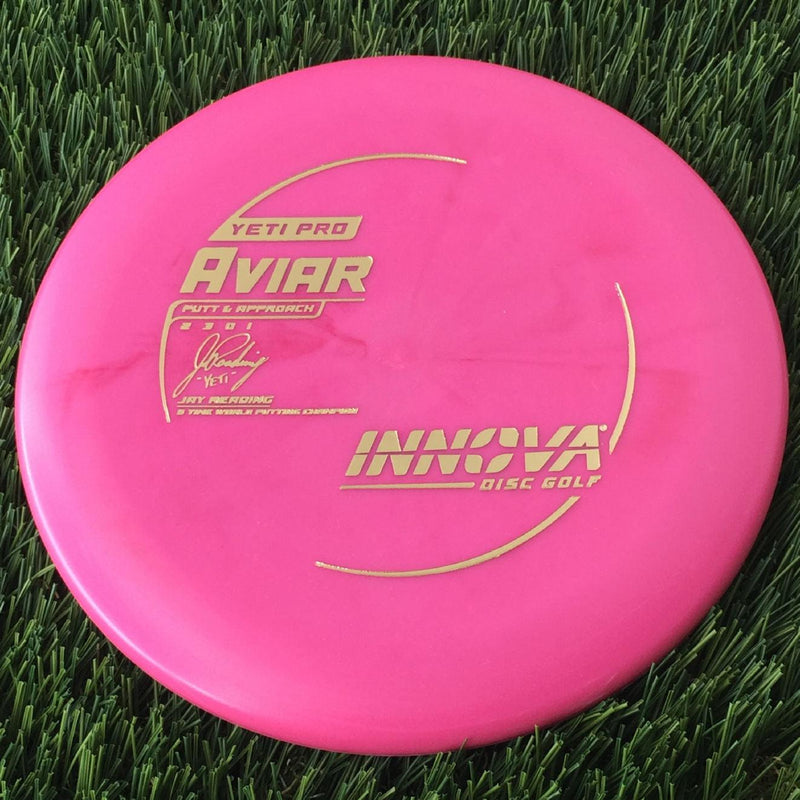 Innova Pro Yeti Aviar with Jay Yeti Reading 5 Time World Putting Champion Burst Logo Stamp - 175g Pink